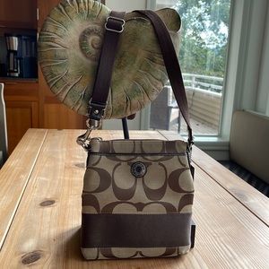 Gorgeous Coach Signature Logo Crossbody Bag